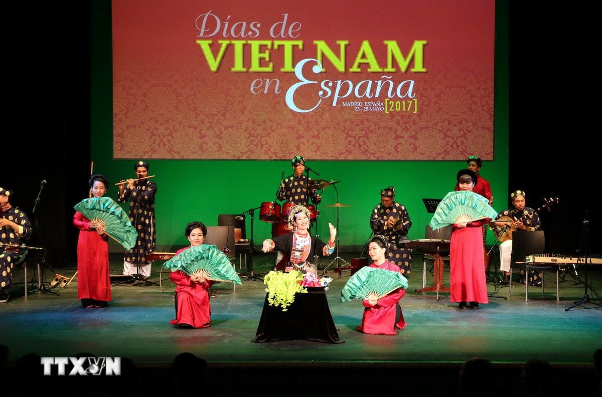 Biểu diễn văn nghệ tại Lễ khai mạc “Ngày Việt Nam tại Tây Ban Nha 2017.” (Ảnh: Ngự Bình/TTXVN) ttxvn-0604-viet-nam-tay-ban-nha-van-hoa.jpg