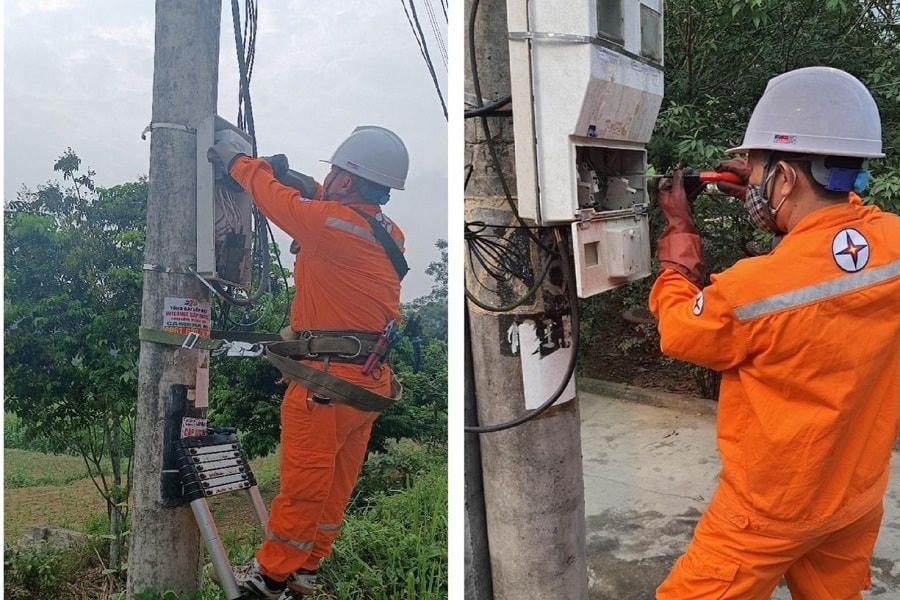 Các cán bộ công nhân viên đang thay thế công tơ cơ khí sang công tơ điện tử.