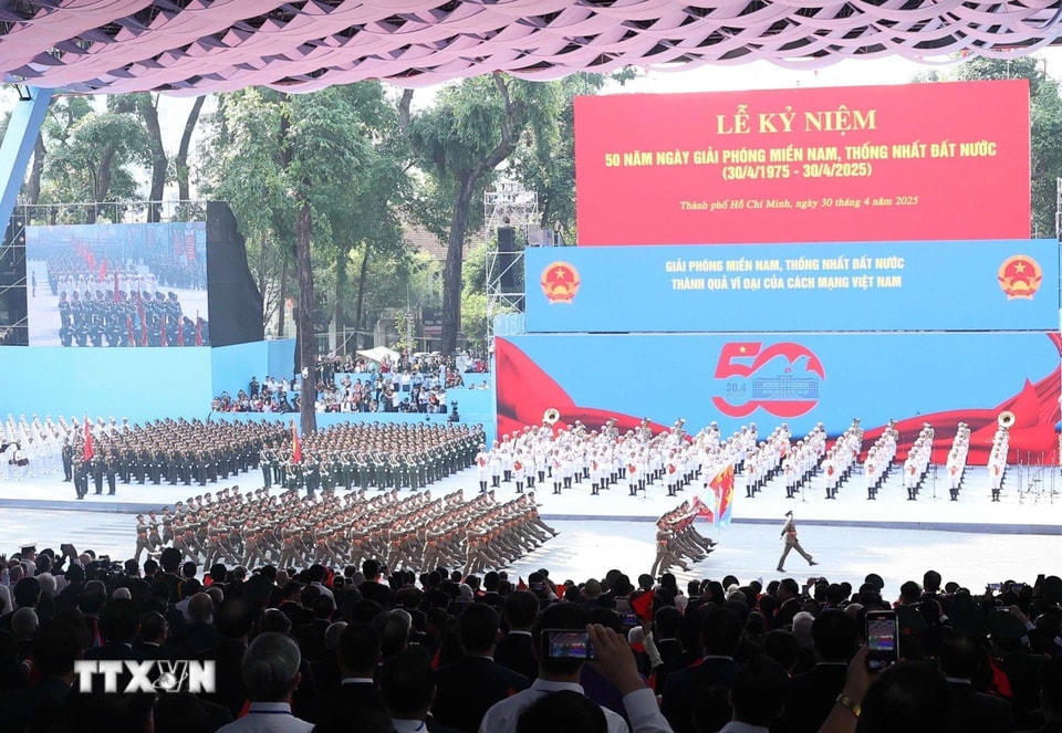 Các khối lực lượng quân đội, công an lần lượt diễu qua lễ đài. (Ảnh: TTXVN)