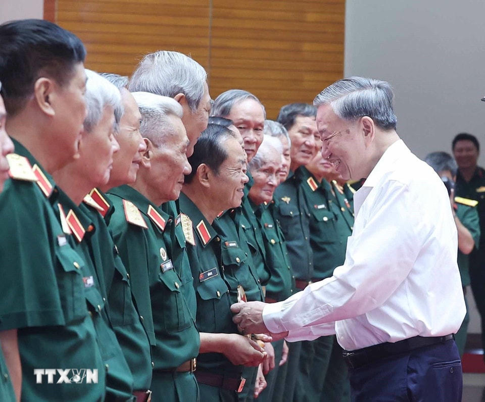 Tổng Bí thư Tô Lâm với các tướng lĩnh, Anh hùng lực lượng vũ trang nhân dân. (Ảnh: Thống Nhất/TTXVN)