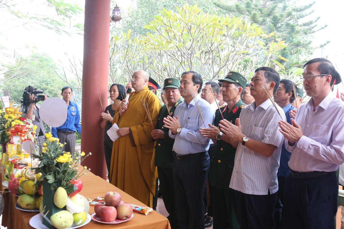 Đại biểu dâng hương tưởng niệm trước Lễ khởi công.