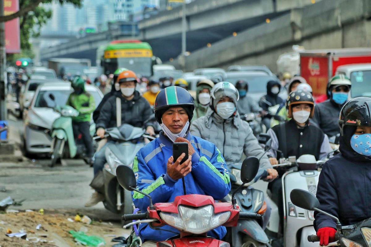 Do phải nhích từng chút một, nhiều người khoảng thời gian bị đứng yên một chỗ vì khó di chuyển, nhiều người sốt ruột lôi điện thoại ra xem giờ...