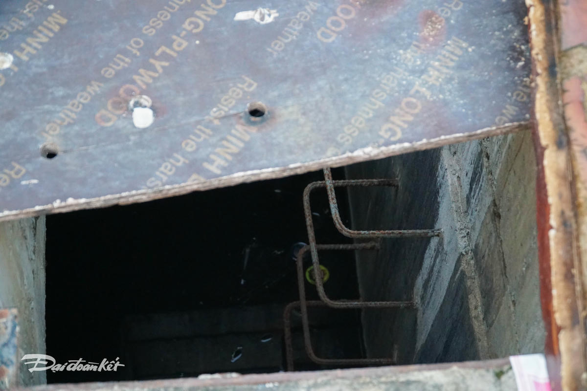 Khi các nắp cống bị mất, các công nhân đang thi công tại đây đã dùng các ván gỗ che tạm.