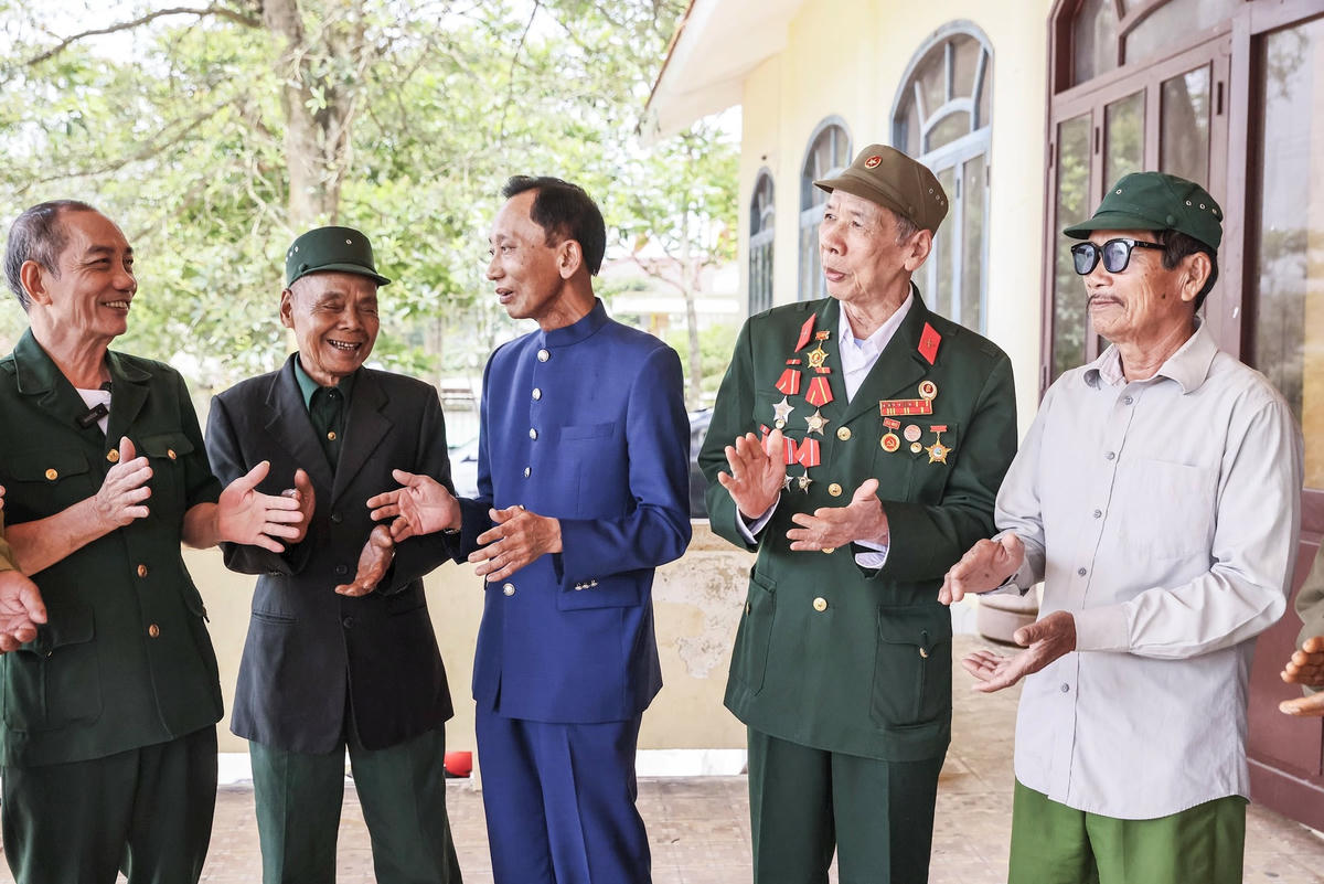 Hiệp sĩ Đại Thánh giá Lê Đức Thịnh cùng các cựu chiến binh huyện Hướng Hoá cùng hát vang bài