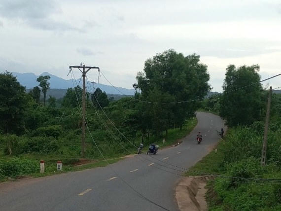 Cột điện bị ngã đổ làm ảnh hưởng đến giao thông đường bộ.