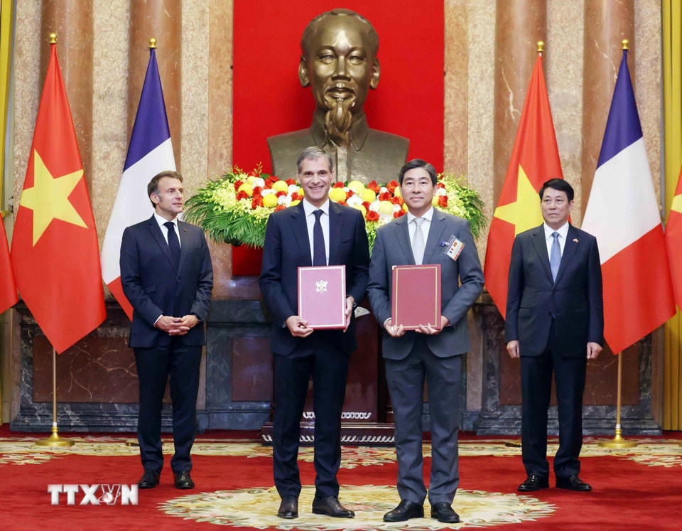 Đại tá Ngô Minh Thuấn, Tổng Giám đốc Tổng công ty Tân Cảng Sài Gòn và Chủ tịch tập đoàn CMA-CGM Rodolphe Saade trao đổi Biên bản thỏa thuận hợp tác khai thác dự án Bến 7 và 8 Lạch Huyện, Hải Phòng giữa Tổng công ty Tân Cảng Sài Gòn và Tập đoàn CMA-CGM (CMA Terminals). (Ảnh: Lâm Khánh/TTXVN)