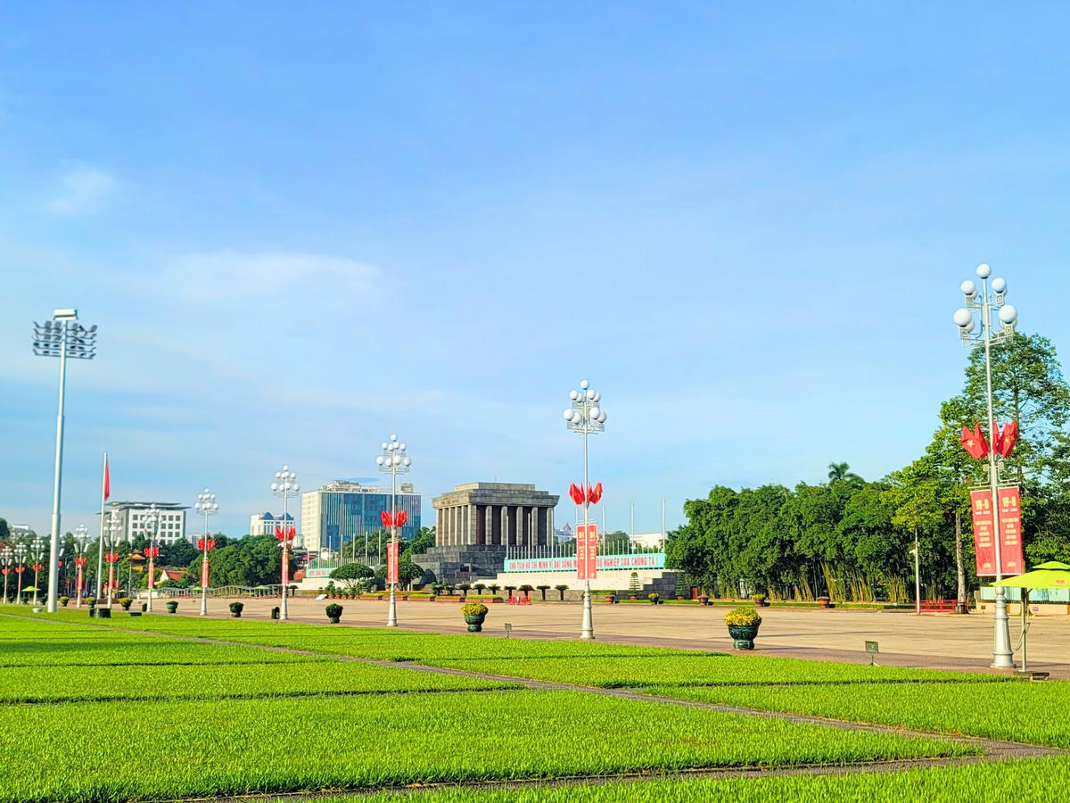 Quảng trường Ba Đình lịch sử được trang hoàng băng-rôn rực rỡ sắc màu, tạo không khí vui tươi,