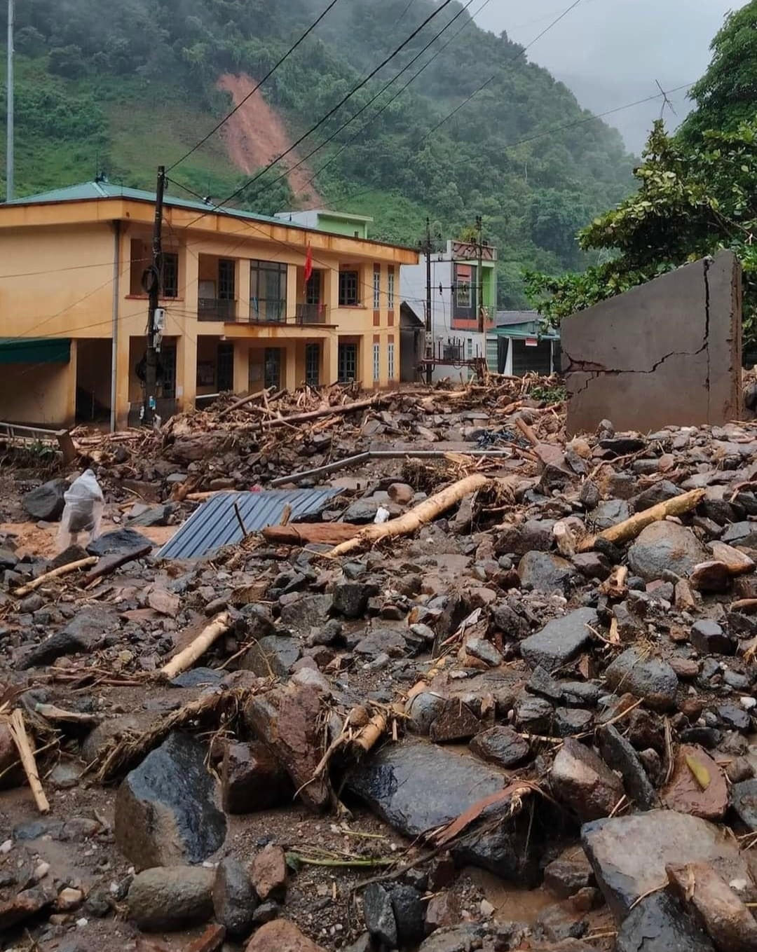 Trường, trạm, trụ sở cơ quan bị vùi lấp, hư hỏng nặng nề...