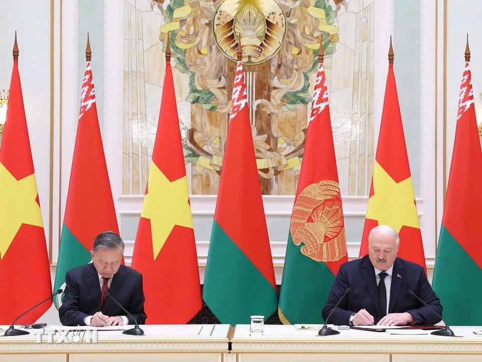 Tổng Bí thư Tô Lâm và Tổng thống Aleksandr Lukashenko ký Tuyên bố chung về việc thiết lập quan hệ Đối tác chiến lược Việt Nam-Belarus. (Ảnh: Thống Nhất/TTXVN)
