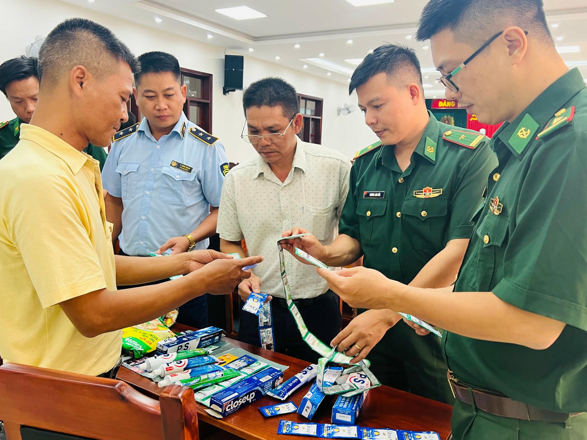 Chuyên viên Hiệp hội VACIP hướng dẫn phân biệt hàng thật, hàng giả của các nhãn hiệu nổi tiếng.