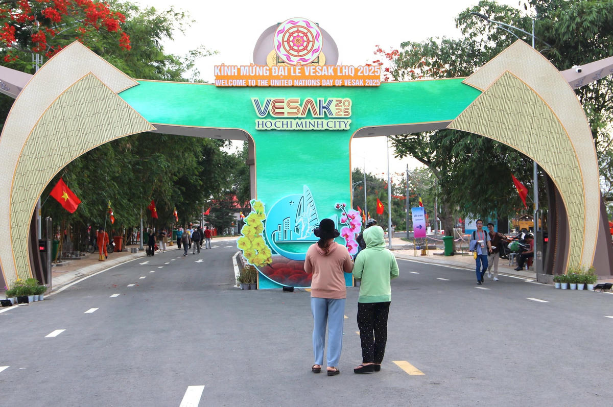 Cổng chính đưa khách vào khu trung tâm Đại lễ Vesak 2025.