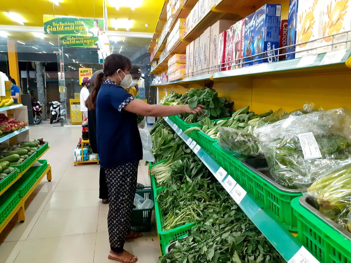 Mặt hàng rau xanh cũng tăng giá chóng mặt cùng nhiều hàng hóa khác.