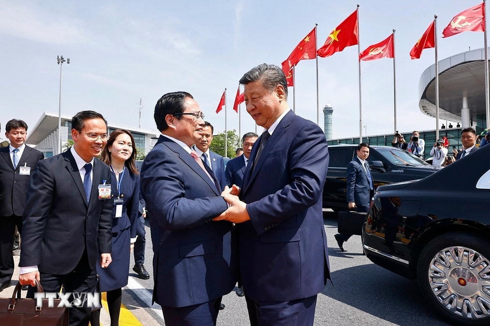 Đồng chí Phạm Minh Chính, Ủy viên Bộ Chính trị, Thủ tướng Chính phủ tiễn Tổng Bí thư, Chủ tịch nước Tập Cận Bình tại Sân bay quốc tế Nội Bài. (Ảnh: Doãn Tấn/TTXVN)