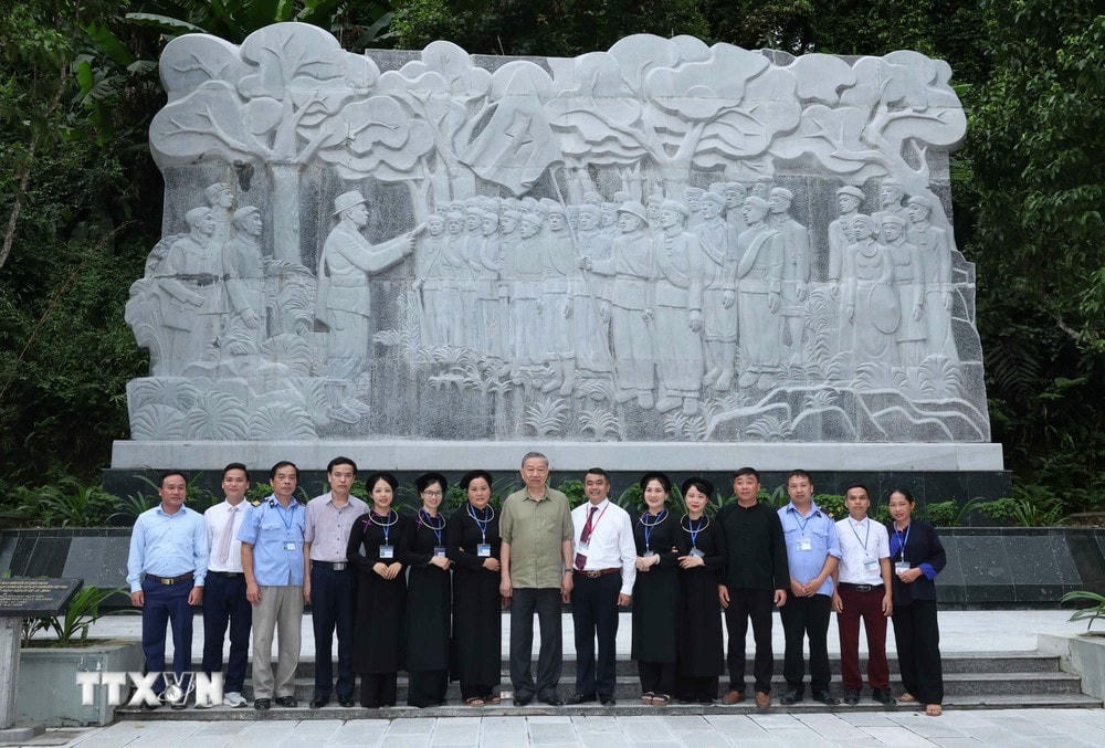 Chủ tịch nước Tô Lâm với đồng bào các dân tộc tỉnh Cao Bằng trước Bức phù điêu 34 chiến sỹ Đội Việt Nam Tuyên truyền giải phóng quân tại Khu Di tích Quốc gia đặc biệt rừng Trần Hưng Đạo. (Ảnh: Nhan Sáng/TTXVN) ttxvn_to_lam_6.jpg