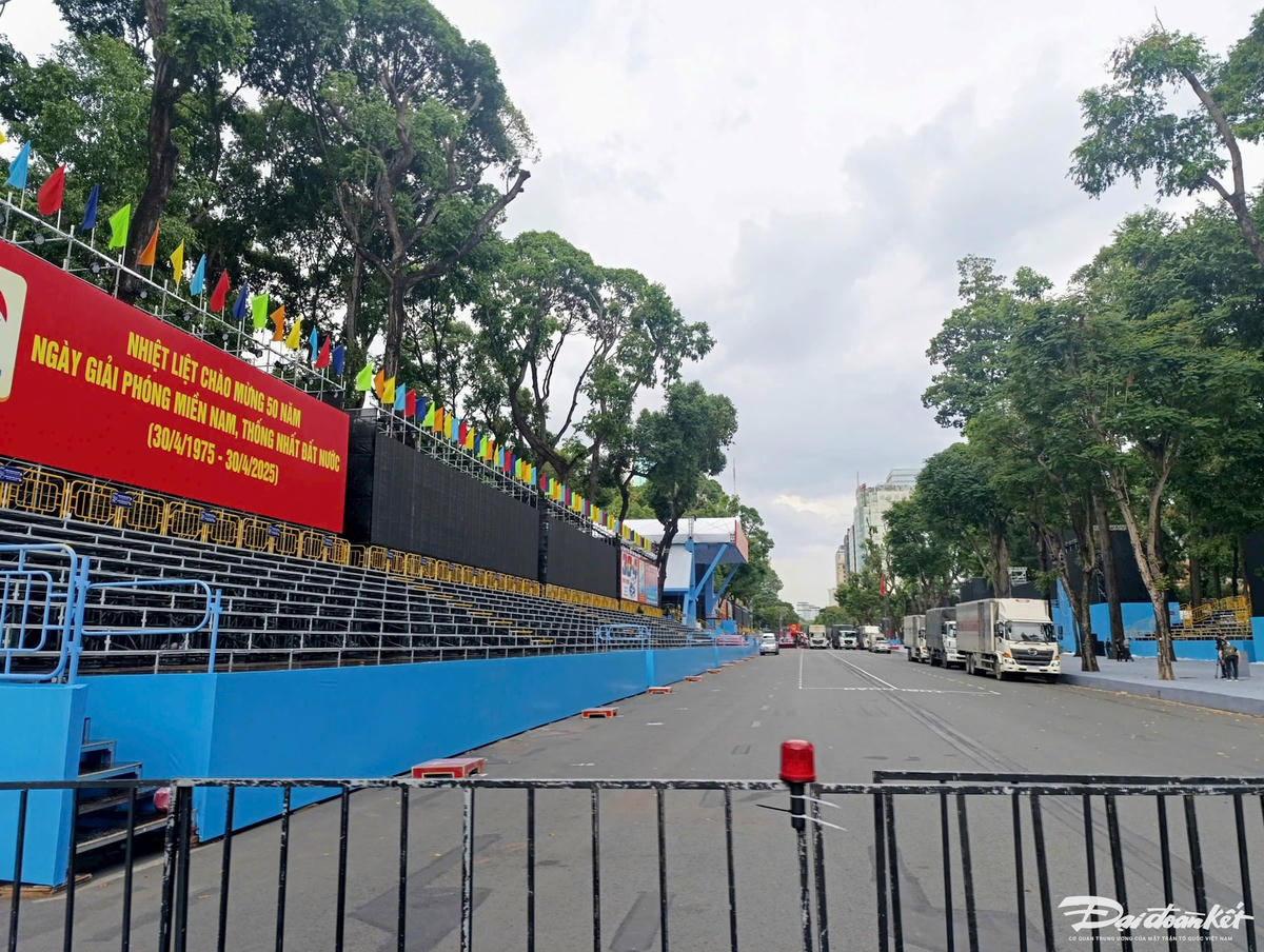 Khu vực chính diễn ra tổng hợp luyện diễu binh, diễu hành đã sẵn sàng (nhìn từ Hội trường Thống Nhất về đường Lê Duẩn, quận 1). Ảnh: Hồng Phúc.