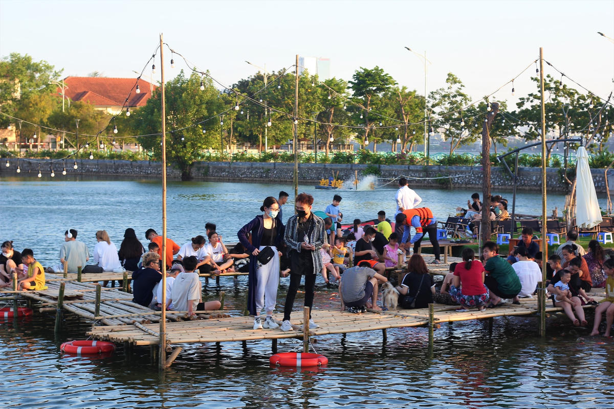 Những chú cá Koi này đã kích thích sự tò mò của đông đảo người dân kéo đến trải nghiệm.