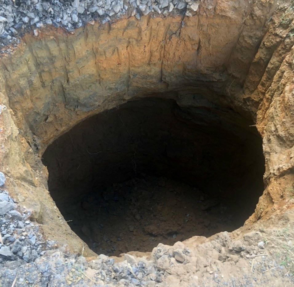 Hố có đường kính 3m, sâu 4m.