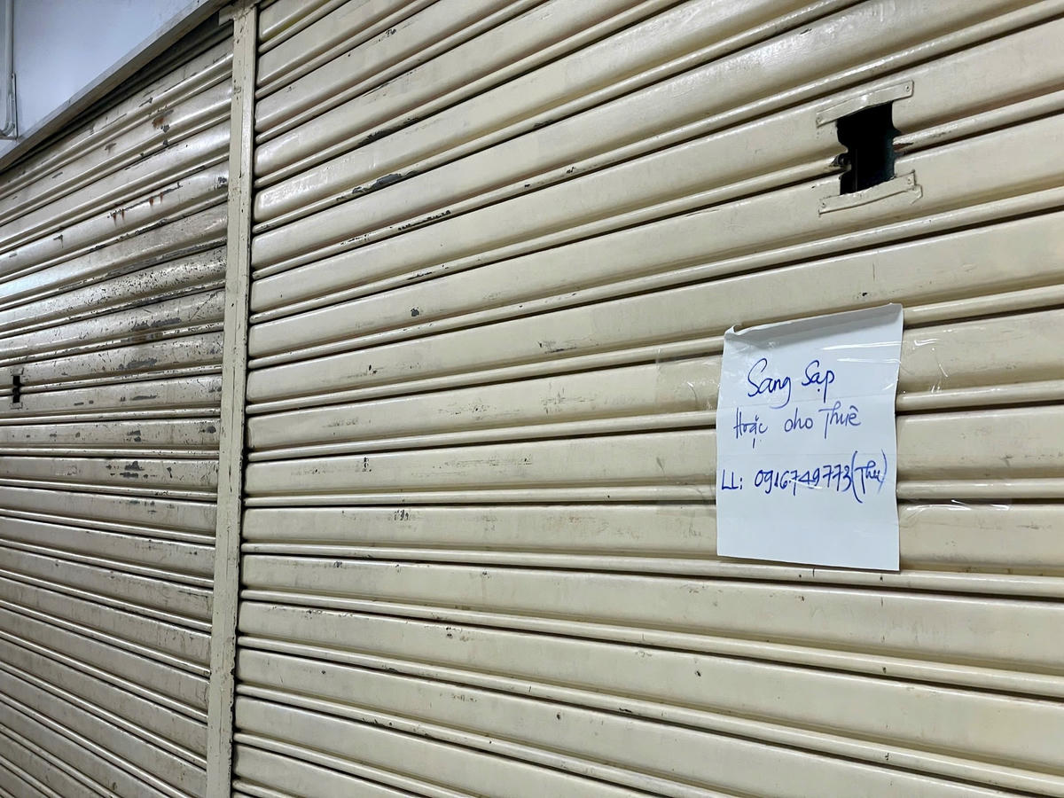 Chợ - Buôn bán ế ẩm vì thương mại điện tử cộng thêm một số yếu tố khác nên không ít quầy, sạp rao sang lại hoặc cho thuê.