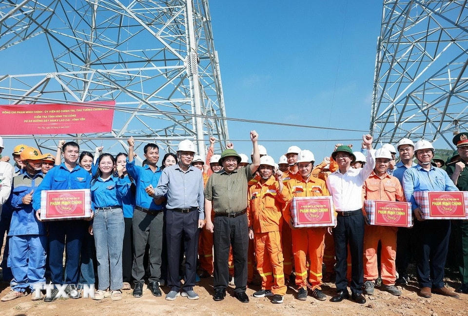 Thủ tướng Phạm Minh Chính và các đơn vị thi công thể hiện quyết tâm hoàn thành tiến độ thi công Dự án Đường dây 500kV Lào Cai- Vĩnh Yên. (Ảnh: Dương Giang/TTXVN)