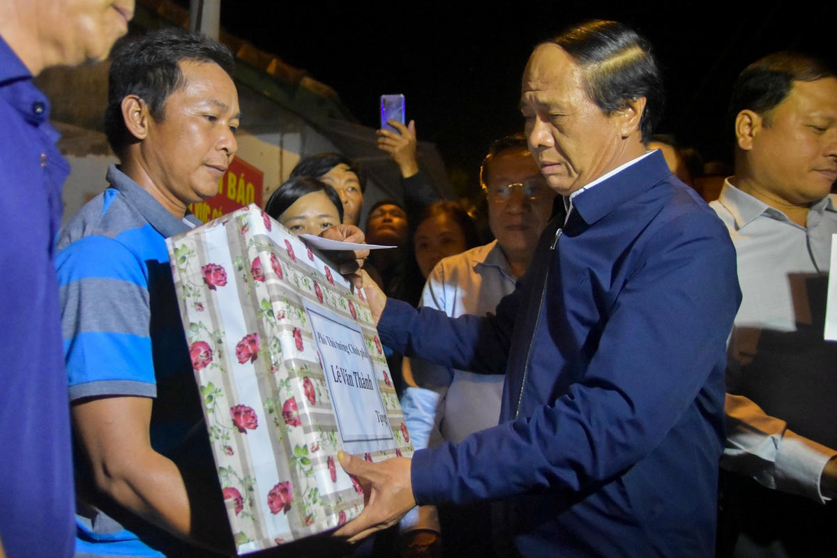 Phó Thủ tướng mong các gia đình sớm vượt qua khó khăn, ổn định lại cuộc sống.