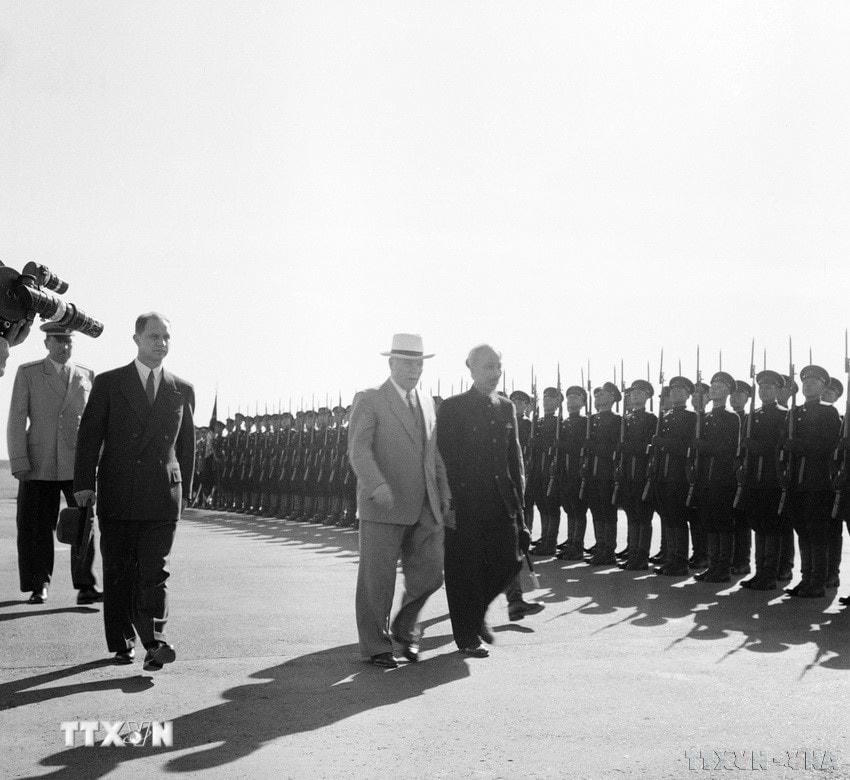 Chủ tịch Hồ Chí Minh duyệt đội danh dự Quân đội Liên Xô trong lễ đón đoàn đại biểu Chính phủ Việt Nam thăm chính thức Liên Xô ngày 12/7/1955. (Ảnh: Tư liệu TTXVN)