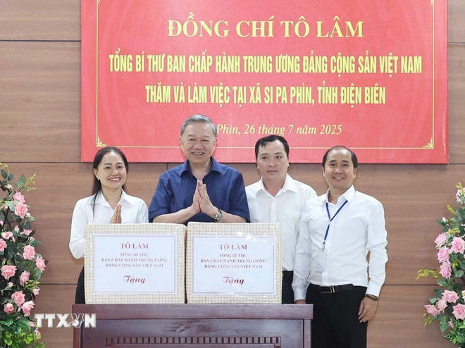 Tổng Bí thư Tô Lâm tặng quà xã Si Pa Phìn, tỉnh Điện Biên. (Ảnh: Thống Nhất/TTXVN) ttxvn-tong-bi-thu-to-lam-tham-tang-qua-tai-xa-si-pa-phin-tinh-dien-bien-8173539-10.jpg