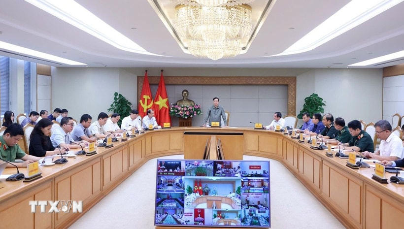 Phó Thủ tướng Trần Hồng Hà chủ trì cuộc họp ứng phó với cơn bão số 3. (Ảnh: Văn Điệp/TTXVN)