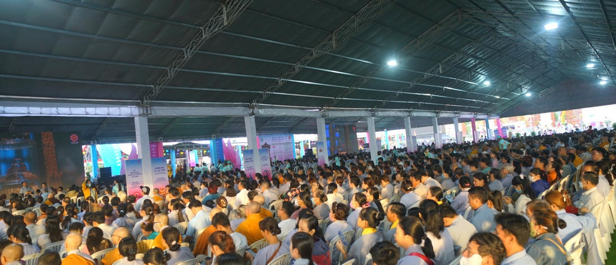 Dòng người xếp hàng vào chùa chùa Thanh Tâm (huyện Bình Chánh, TP Hồ Chí Minh) để chiêm bái Xá lợi Đức Phật. (Ảnh Q.Định) (2)