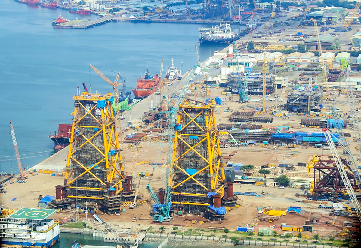 Khu cảng chế tạo chân đế các dự án điện gió ngoài khơi của PTSC.