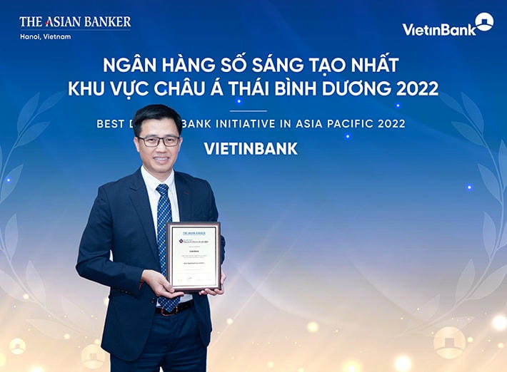 Đại diện VietinBank, ông Trần Hoài Nam - Phó Giám đốc Khối KHDN kiêm Giám đốc Trung tâm Phát triển Giải pháp tài chính khách hàng (PTGPTCKH) nhận giải “Ngân hàng số sáng tạo nhất Châu Á Thái Bình Dương”