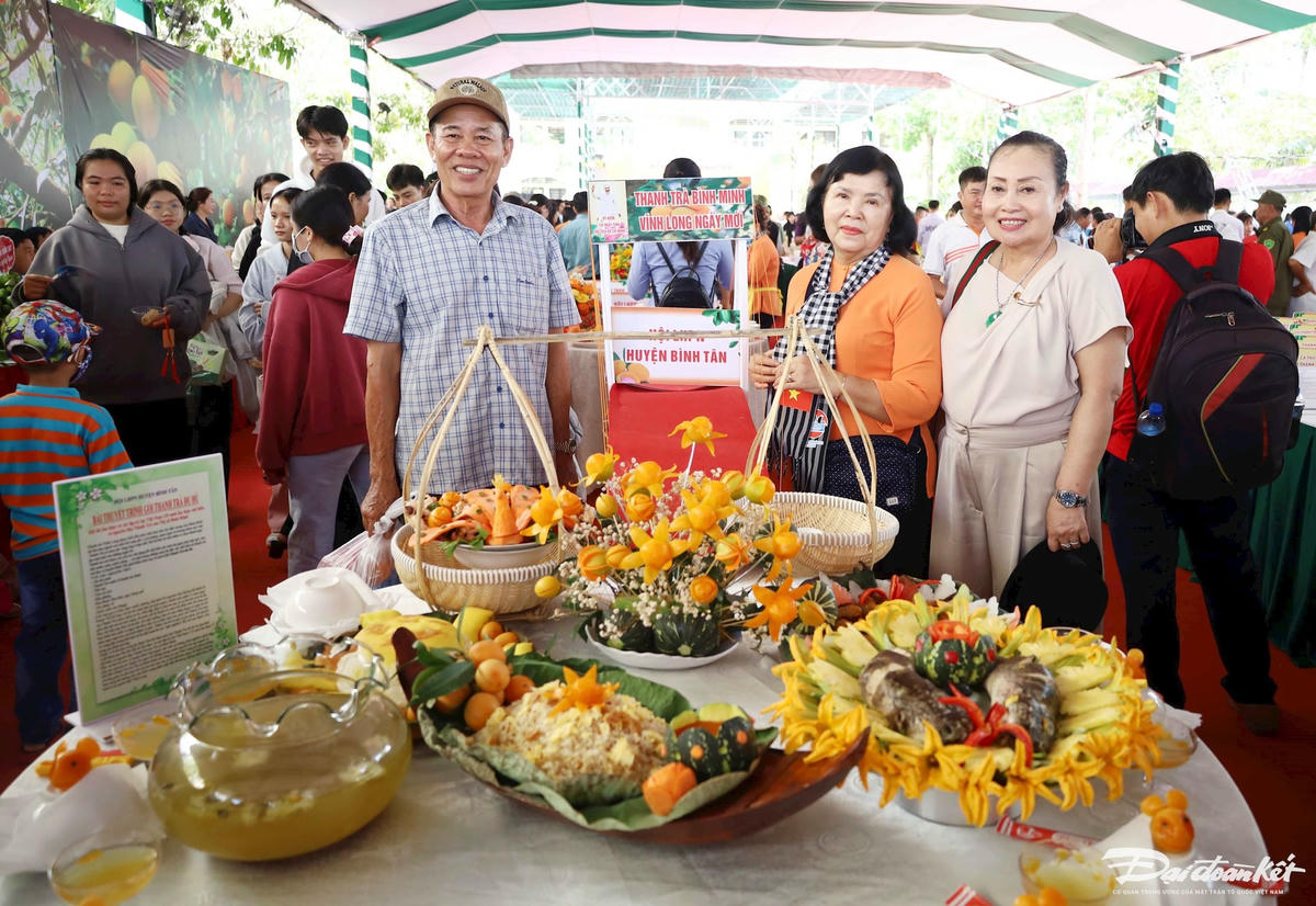 A3- Du khách thích thú chụp hình lưu niệm bên các món ẩm thực được kết hợp, chế biến làm từ thanh trà