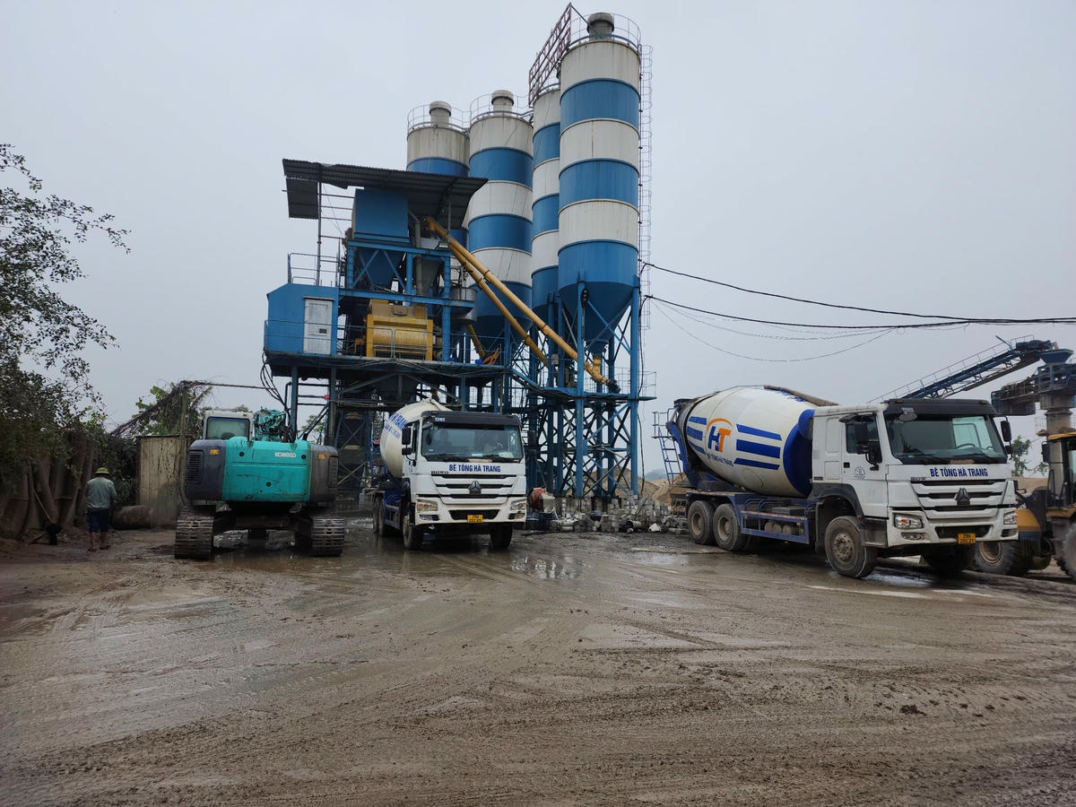 Dù đã hết giấy phép 2 năm nay, nhưng trạm trộn bê tông của Công ty TNHHKinh doanh vật tư và vận chuyển Hà Trang vẫn ngang nhiên hoạt động và có dấu hiệu xả thải gây ô nhiễm môi trường
