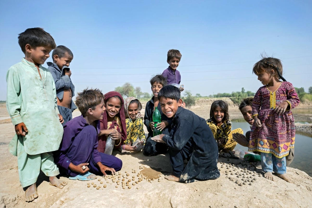 Những đứa trẻ chỉ có thể chơi đùa đến 10 giờ sáng, trước khi nắng nóng quá gay gắt. Ảnh: VICE.