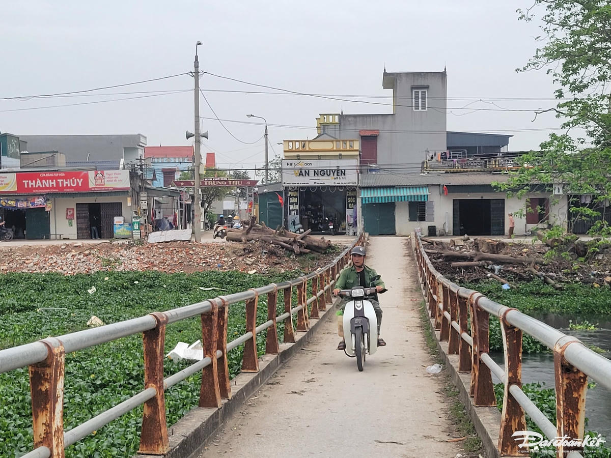 Theo ông Hồng, cây cầu này hiện đang phục vụ việc đi lại cho hơn 4.000 người dân tại khu phố 1,2,3,4 của phường Quảng Phú. Ảnh: Đình Minh