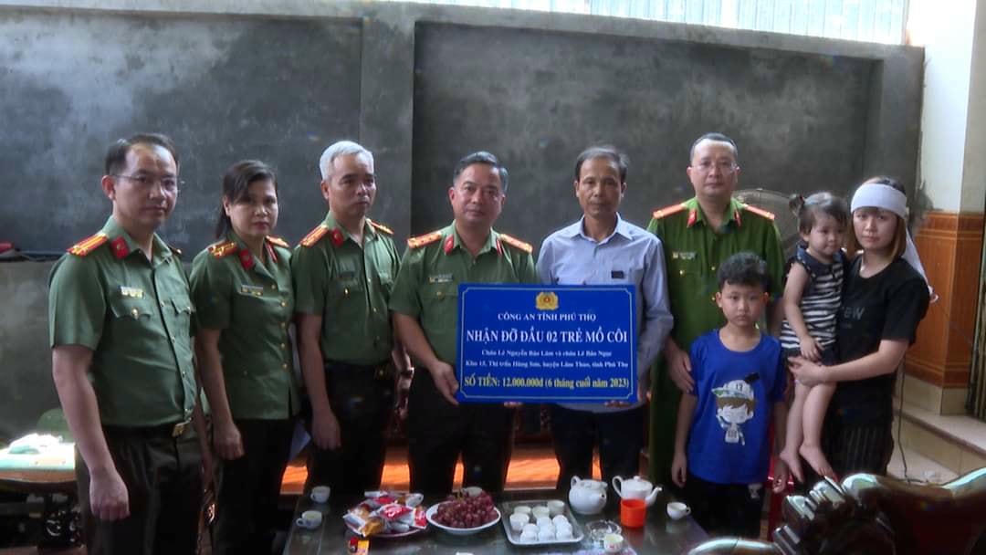 Số tiền đỡ đầu cho 2 cháu là 24 triệu đồng/năm. Ảnh: Công an tỉnh Phú Thọ