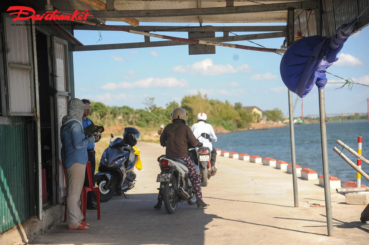 Người dân chủ động dừng lại nộp phí qua cầu.