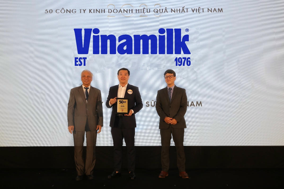 Ông Đỗ Thanh Tuấn - Giám đốc Đối ngoại Vinamilk - nhận danh hiệu Top 50 Công ty kinh doanh hiệu quả nhất Việt Nam.