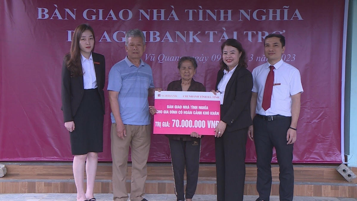 Agribank Chi nhánh tỉnh Hà Tĩnh tài trợ số tiền 3,5 tỷ đồng để xây dựng 50 nhà tình nghĩa.