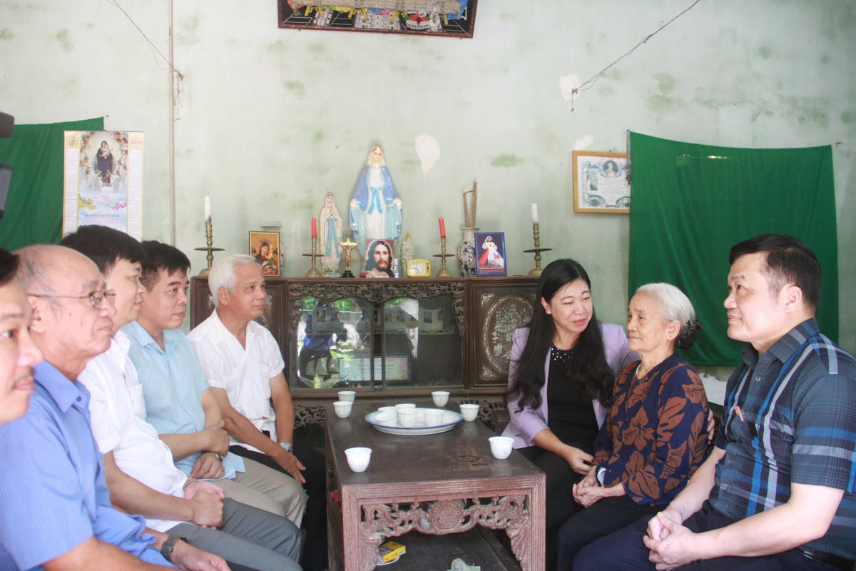 Chủ tịch Mặt trận Thành phố Hà Nội ân cần thăm hỏi bà Ngô Thị Đại.