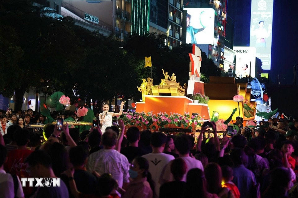 Các hoạt động trình diễn văn hoá nghệ thuật dân gian tại Phố đi bộ Nguyễn Huệ. (Ảnh: Thu Hương/TTXVN)