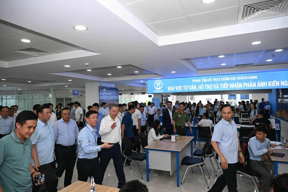 Tổng Bí thư Tô Lâm đến thăm, kiểm tra hoạt động tại Trung tâm phục vụ Hành chính công Hà Nội Chi nhánh số 1 tại đường Võ Chí Công. (Ảnh: Minh Sơn/Vietnam+)