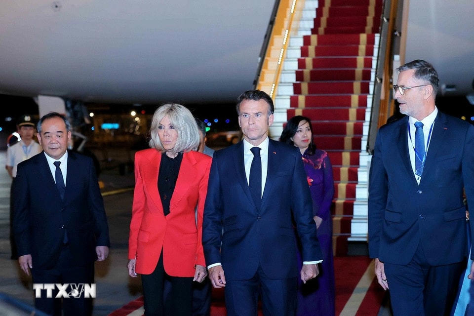 Tổng thống Pháp Emmanuel Macron và Phu nhân đến Hà Nội, bắt đầu chuyến thăm cấp Nhà nước tới Việt Nam. (Ảnh: An Đăng/TTXVN)