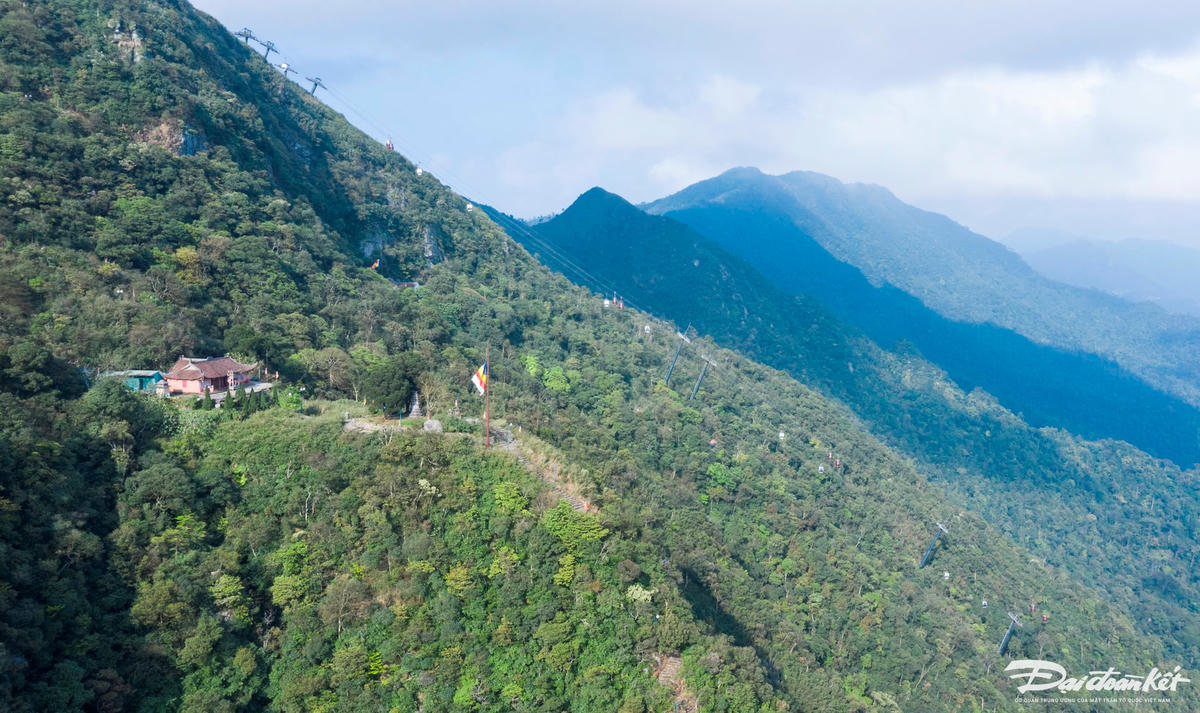 Ẩn khuất giữa rừng già và trùng trùng núi non là những mái chùa trong quần thể di tích Yên Tử. Ảnh: Nguyễn Quý.