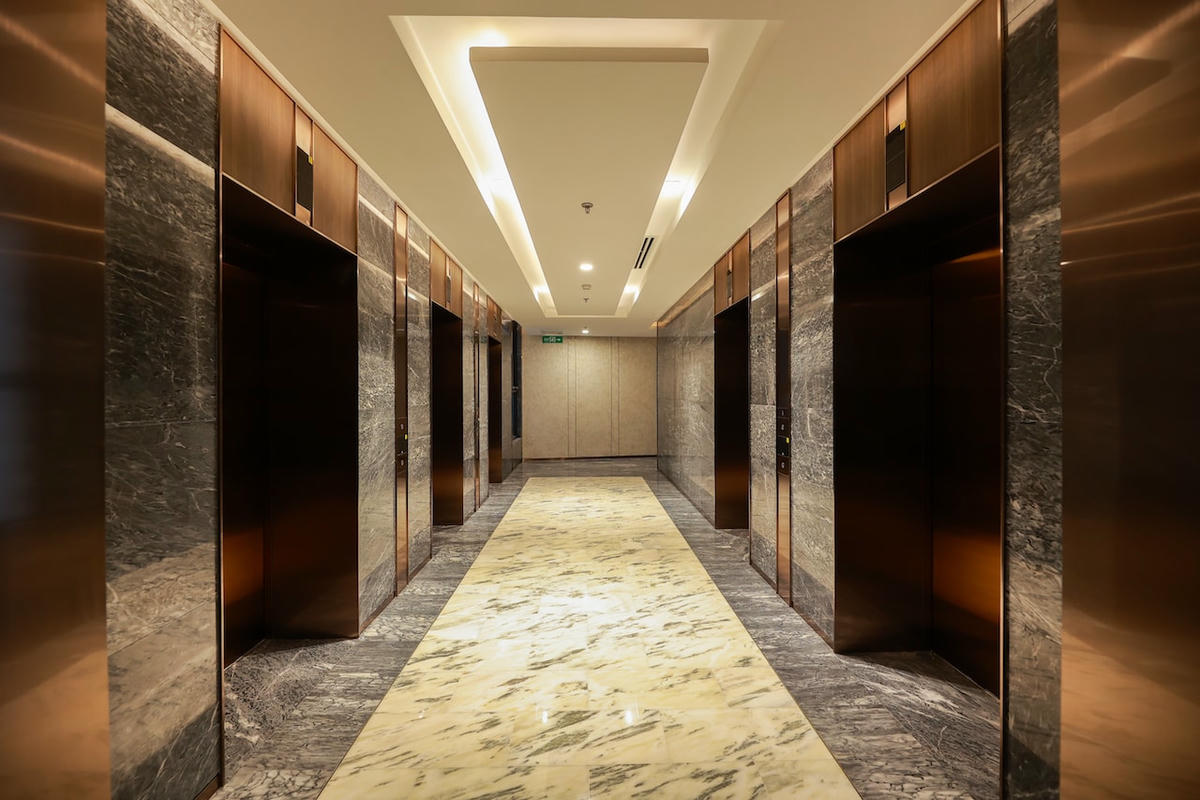Sảnh thang máy dự án LUMIÈRE riverside có sự kết hợp giữa màu sắc của đá marble nhập khẩu nguyên tấm từ Bồ Đào Nha và ánh vàng đồng tạo nên không gian sang trọng.