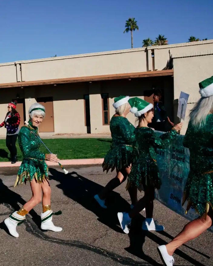 Những nụ cười luôn hé trên môi các cổ động viên. Ảnh: The Guardian.