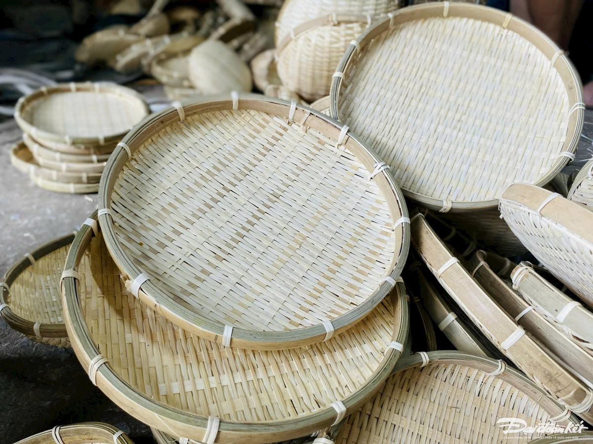 Theo UBND xã Hoằng Thịnh: Hiện nay, trên địa bàn xã có trên 1.500 hộ dân tham gia sản xuất các mặt hàng mây tre đan. Đây không chỉ là nguồn thu nhập chính cho nhiều hộ gia đình mà còn góp phần bảo tồn và phát huy các giá trị văn hóa truyền thống của địa phương. Ảnh: Đình Minh