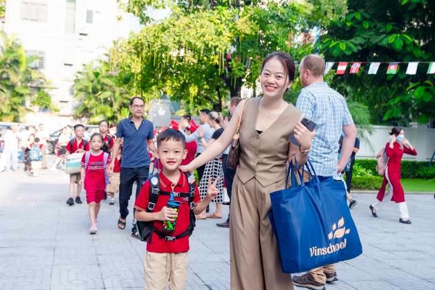 Nhiều phụ huynh chuyển đến Oean City đúng mùa tựu trường để con bắt đầu năm học mới tại đây.