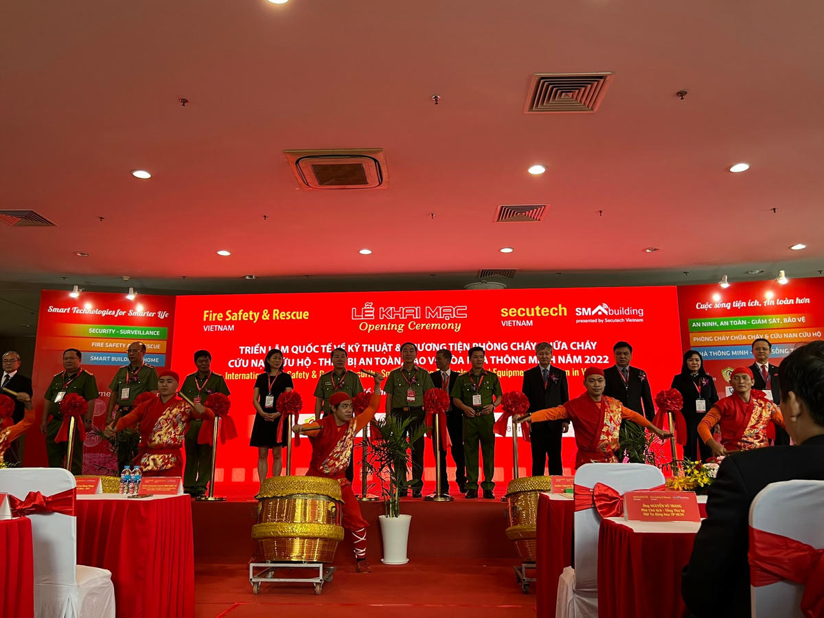 Thượng tướng Trần Quốc Tỏ, Uỷ viên Trung ương Đảng, Thứ trưởng Bộ Công an. tham dự triển lãm.