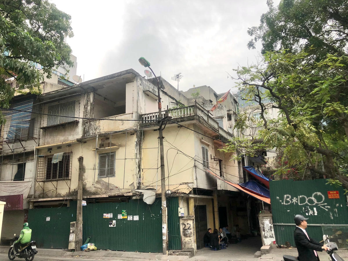 Khu tập thể này được xây dựng từ những năm 70 của thế kỷ trước, đến cuối thập niên 80 thì phân cho hầu hết cán bộ của Viện tư liệu phim. Sau hơn 40 năm sử dụng, đến nay đã bị xuống cấp nghiêm trọng, nhiều hạng mục công trình không còn đảm bảo cho cuộc sống, sinh hoạt hàng ngày của người dân.