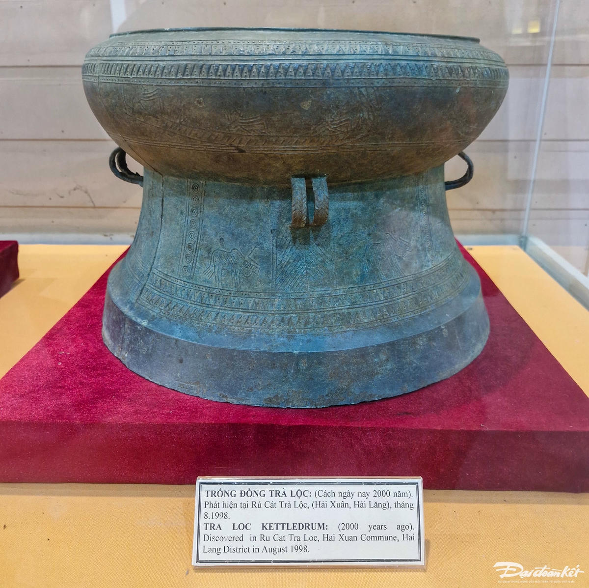 Phù điêu Lá Nhĩ Trà Liên 1 và Phù điêu Lá Nhĩ Trà Liên 2. Ảnh: N.V.